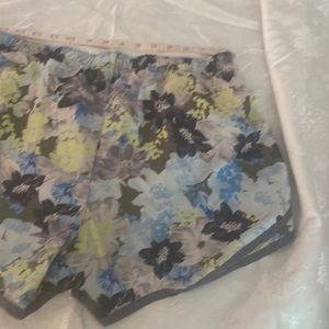 Very nice shorts🎁Calvin Klein , size large. 2  front pockets. Perfect condition